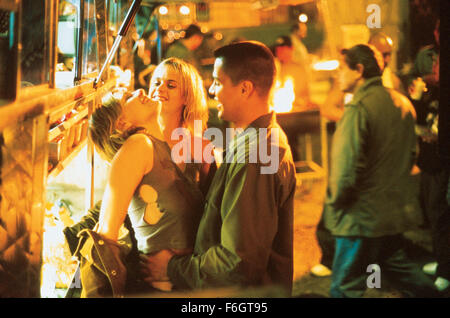 29. Juni 2001; Los Angeles, Kalifornien, USA; Schauspielerin KIRSTEN DUNST stars wie Nicole, TARYN MANNING als Maddy und JAY HERNANDEZ als Carlos in der Touchstone Pictures Liebesdrama "Crazy Beautiful." Stockfoto