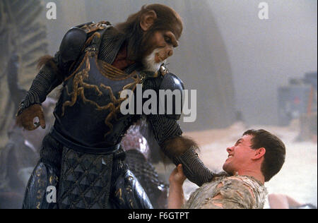 26. Juli 2001; Hollywood, Kalifornien, USA; TIM ROTH (links) als Thade und MARK WAHLBERG als Captain Leo Davidson in der Sci-Fi, Action, Abenteuer '' Planet of the Apes"Regie: Tim Burton. Stockfoto