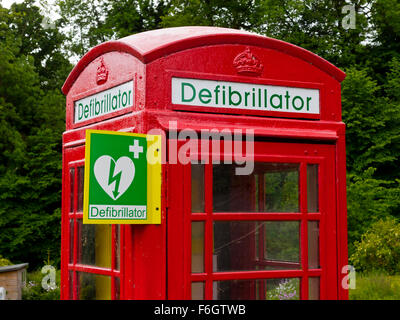 Defibrillator Notfall Leben retten Fahrzeugausstattung alte rote Telefonzelle in Alport Dorf Derbyshire Dales England UK Stockfoto