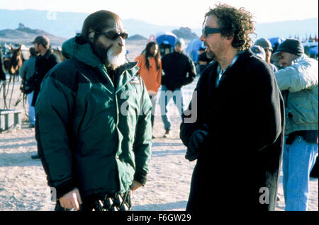 26. Juli 2001; Los Angeles, Kalifornien, USA; Director Tim Burton (R) am Set von der Sci-Fi-Action-Film "Planet der Affen." Stockfoto