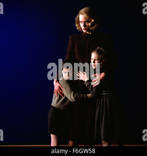 2. August 2001; Long Island, NV, USA; CHRISTOPHER ECCLESTON, NICOLE KIDMAN und ALAKINA MANN Stern als Grace Stewart, Charles und Anne in die spannenden Horror-Drama 'The Others' Regie: Alejandro Amenábar. Stockfoto