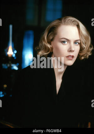 10. August 2001; Los Angeles, Kalifornien, USA; Schauspielerin Nicole Kidman Stars wie Grace Stewart in dem Miramax-Thriller "The Others." Grace lebt mit ihren beiden Kindern in einem Haus, dass sie überzeugt ist, wird verfolgt. Stockfoto