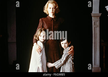 10. August 2001; Los Angeles, Kalifornien, USA; Schauspielerin NICOLE KIDMAN Stars wie Grace Stewart in dem Miramax-Thriller "The Others." Grace lebt mit ihren Kindern ALAKINA MANN als Anne und JAMES BENTLEY als Nicholas, in einem Haus, dass sie davon überzeugt ist heimgesucht. Stockfoto