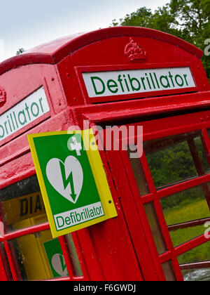 Defibrillator Notfall Leben retten Fahrzeugausstattung alte rote Telefonzelle in Alport Dorf Derbyshire Dales England UK Stockfoto