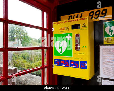 Defibrillator Notfall Leben retten Fahrzeugausstattung alte rote Telefonzelle in Alport Dorf Derbyshire Dales England UK Stockfoto