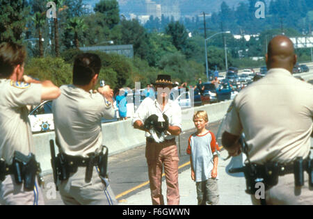 Datum der Freigabe: 12. April 2001. FILMTITEL: Crocodile Dundee in Los Angeles. STUDIO: Paramount Pictures. Im Bild: PAUL HOGAN als Michael J. "Crocodile" Dundee und SERGE COCKBURN. Stockfoto