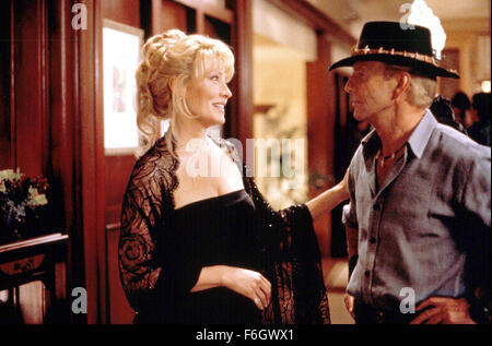 Datum der Freigabe: 12. April 2001. FILMTITEL: Crocodile Dundee in Los Angeles. STUDIO: Paramount Pictures. Im Bild: LINDA KOZLOWSKI, und PAUL HOGAN als Michael J. "Crocodile" Dundee. Stockfoto