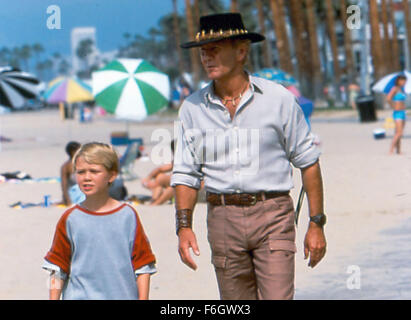 Datum der Freigabe: 12. April 2001. FILMTITEL: Crocodile Dundee in Los Angeles. STUDIO: Paramount Pictures. Im Bild: SERGE COCKBURN und PAUL HOGAN als Michael J. "Crocodile" Dundee. Stockfoto