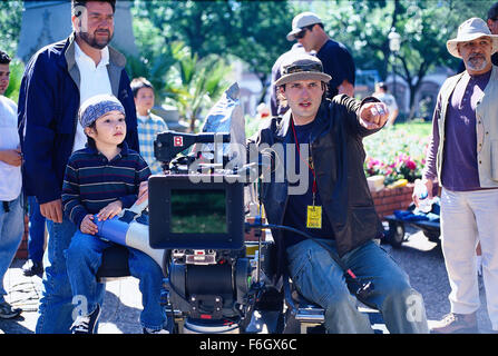 18. April 2001; Austin, TX, USA; Regisseur ROBERT RODRIGUEZ und DARYL SABARA am Set von "Spy Kids." Stockfoto