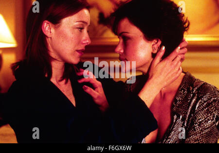 19. April 2001; Los Angeles, Kalifornien, USA; Schauspielerin MOLLY PARKER als Florenz und CARLA GUGINO als Jerri in Artisan Entertainment Drama, "Das Zentrum der Welt." Stockfoto