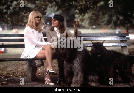 27. April 2001; Los Angeles, Kalifornien, USA; Schauspielerin GOLDIE HAWN als Mona Miller und DIANE KEATON als Ellie Stoddard in der New Line Cinema Komödie, "Stadt und Land." Stockfoto