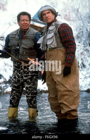 27. April 2001; Los Angeles, Kalifornien, USA; Schauspieler WARREN BEATTY als Porter Stoddard und GARY SHANDLING als Griffin Miller in der New Line Cinema Komödie, "Stadt und Land." Stockfoto