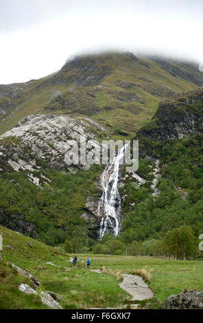 Die majestätische Wasserfälle bei Steall Sturz in das Wasser tief in Glen Nevis Nevis Stockfoto