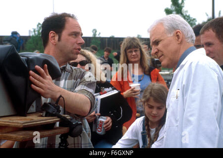 Sep 08, 2001; Hollywood, Kalifornien, USA; Regisseur DAVID ATKINS (links) und STEVE MARTIN als Dr. Frank Sangster am Set des Verbrechens, Thriller '' Novocain.'' Stockfoto