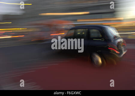 London Black Cab in der Abenddämmerung, Langzeitbelichtung, Motion Blur Effekt Stockfoto