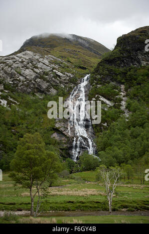 Die majestätische Wasserfälle bei Steall Sturz in das Wasser tief in Glen Nevis Nevis Stockfoto