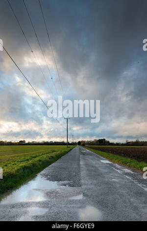 Cambridgeshire Fens, UK. 17. November 2015. Sturm-Barney füllt weiten Himmel Cambridgeshire Fens an über UK. Da das Wettersystem in angekommen begann East Anglia Wolken zogen schnell über den Himmel und der Wind Peitsche in die offene Landschaft.  Der Wind wird voraussichtlich an diesem Abend abholen und über Nacht, da der Sturm weiter ostwärts über das Vereinigte Königreich zu bewegen. Kredit Julian Eales/Alamy Live-Nachrichten Stockfoto