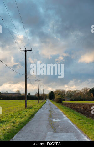 Cambridgeshire Fens, UK. 17. November 2015. Sturm-Barney füllt weiten Himmel Cambridgeshire Fens an über UK. Da das Wettersystem in angekommen begann East Anglia Wolken zogen schnell über den Himmel und der Wind Peitsche in die offene Landschaft.  Der Wind wird voraussichtlich an diesem Abend abholen und über Nacht, da der Sturm weiter ostwärts über das Vereinigte Königreich zu bewegen. Kredit Julian Eales/Alamy Live-Nachrichten Stockfoto