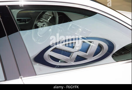 Los Angeles, USA. 16. November 2015. HANDOUT - ein Handout zeigt das Volkswagen Logo spiegelt sich im Fenster eines VW Passat, am VW-Stand der L.A. Autoshow in Los Angeles, USA, 16. November 2015. Foto: FRISO GENTSCH/VOLKSWAGEN/DPA (Achtung Redaktionen: für redaktionelle Verwendung nur IN Verbindung mit aktuellen REPORTING/obligatorischen CREDIT: Foto: Friso Gentsch/Volkswagen/Dpa) / Dpa/Alamy Live News Stockfoto