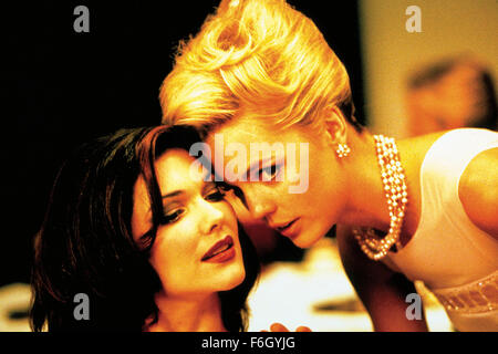 4. November 2001; Hollywood, Kalifornien, USA; Bild vom Regisseur Lynch Drama Geheimnis "Mulholland Dr." Darsteller LAURA HARRING als Rita/Camilla Rhodes. Stockfoto