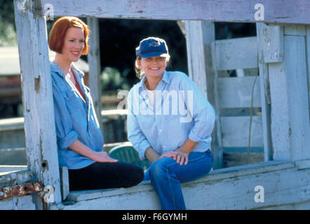 7. November 2001; Hollywood, Kalifornien, USA; Bild von Xavier Koller Drama Romanze "Cowboy Up" mit MELINDA DILLON als Rose Braxton und MOLLY RINGWALD als Connie. Stockfoto