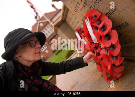 Frau Inspektion einen Kranz am Kriegerdenkmal während der 2015 Volkstrauertag Gedenken Service von St John Ambulance gelegt... Stockfoto