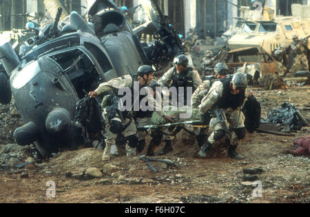 13. Dezember 2001; Hollywood, Kalifornien, USA; Schauspieler TY BURRELL als Wilkinson (L) & JEREMY PIVEN (auf Keilrahmen) als Wolcott in der Columbia Bilder/Revolution Studios-Präsentation "Black Hawk Down" unter der Regie von Ridley Scott...  (Bild Kredit: Johnny Ringo) Stockfoto