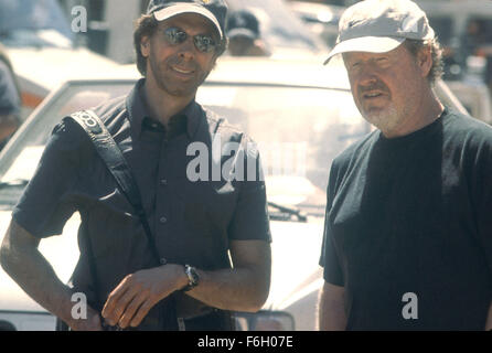 13. Dezember 2001; Hollywood, Kalifornien, USA; Produzent JERRY BRUCKHEIMER (L) plaudert mit Regisseur RIDLEY SCOTT am Set von "Black Hawk Down.".  (Bild Kredit: Johnny Ringo) Stockfoto