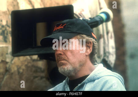 13. Dezember 2001; Hollywood, Kalifornien, USA; Regisseur RIDLEY SCOTT am Set von "Black Hawk Down.".  (Bild Kredit: Johnny Ringo) Stockfoto