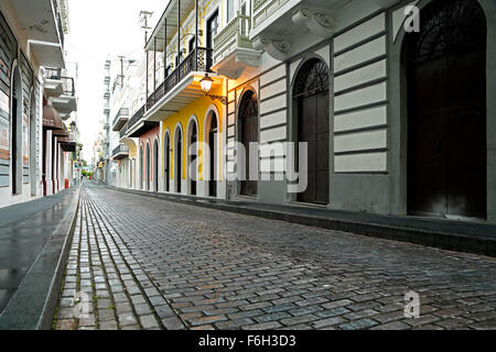 Spanischen kolonialen Fassaden und Kopfsteinpflaster, Old San Juan, Puerto Rico Stockfoto