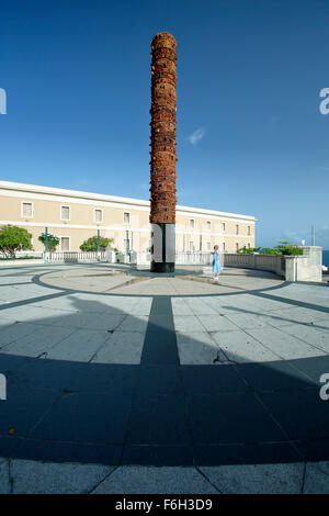 Frau und Totempfahl (Totem Telurico), Plaza del Quinto Centenario (Plaza des fünften Centennial), Old San Juan, Puerto Rico Stockfoto