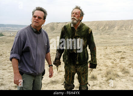 11. Februar 2002; London, England, Vereinigtes Königreich; Autor / Regisseur TERRY GILLIAM (links) und JEAN ROCHEFORT als Don Quijote am Set des Dokumentarfilms '' Lost in La Mancha "unter der Regie von Keith Fulton und Louis Pepe. Stockfoto