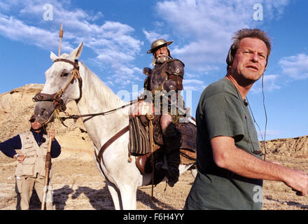 11. Februar 2002; London, England, Vereinigtes Königreich; JEAN ROCHEFORT (links hinten) als Don Quijote und Autor / Regisseur TERRY GILLIAM am Set des Dokumentarfilms '' Lost in La Mancha "unter der Regie von Keith Fulton und Louis Pepe. Stockfoto