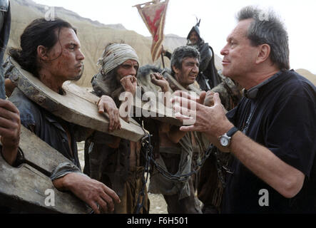 11. Februar 2002; London, England, Vereinigtes Königreich; JOHNNY DEPP als selbst und Autor / Regisseur TERRY GILLIAM am Set des Dokumentarfilms '' Lost in La Mancha "unter der Regie von Keith Fulton und Louis Pepe. Stockfoto