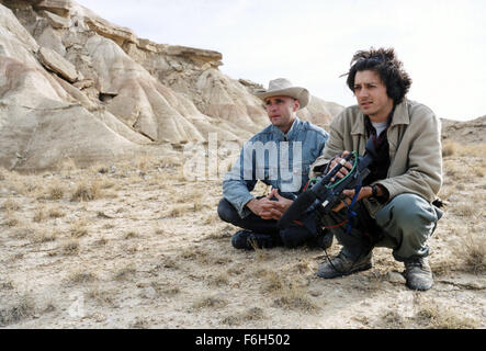 11. Februar 2002; London, England, Vereinigtes Königreich; Direktoren KEITH FULTON (links) und LOUIS PEPE am Set des Dokumentarfilms '' Lost in La Mancha." Stockfoto