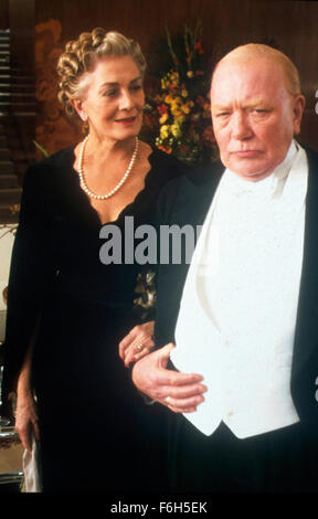 27. April 2002; Hollywood, Kalifornien, USA; ALBERT FINNEY als Winston Churchill und VANESSA REDGRAVE als Clemmie Churchill in dem Drama "The Gathering Storm" unter der Regie von Richard Loncraine. Stockfoto