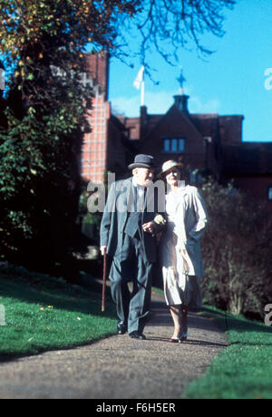 27. April 2002; Hollywood, Kalifornien, USA; ALBERT FINNEY als Winston Churchill und VANESSA REDGRAVE als Clemmie Churchill in dem Drama "The Gathering Storm" unter der Regie von Richard Loncraine. Stockfoto