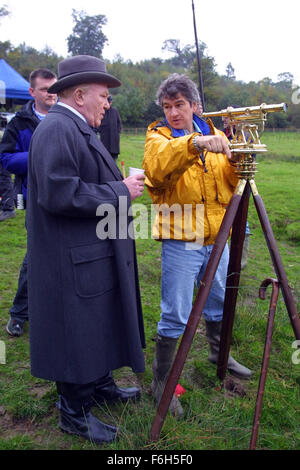 27. April 2002; Hollywood, Kalifornien, USA; ALBERT FINNEY als Winston Churchill und Regisseur RICHARD LONCRAINE am Set des Dramas '' The Gathering Storm"unter der Regie von Richard Loncraine. Stockfoto