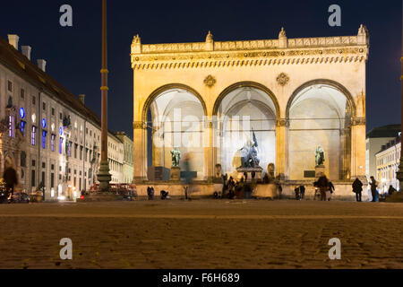 München, Deutschland - OKTOBER 26: Touristen auf die Feldherrnhalle in München, Deutschland am Oktober 26, 2015. Stockfoto