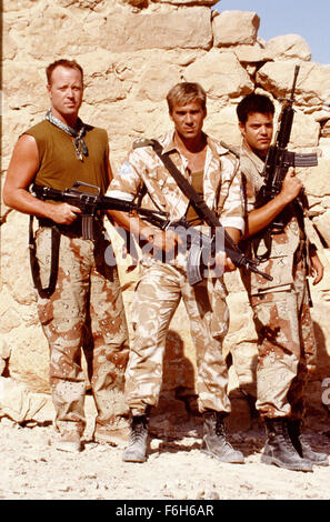 Erscheinungsdatum: 29. Januar 2002. FILMTITEL: Delta Force One: die verlorene Patrouille. STUDIO: Frontline Entertainment Group. PLOT: Eine internationale Friedenstruppe versucht, die Beziehungen zwischen beiden orientalischen Nationen vor der Explosion in offenen Krieg zu halten. Eine Gruppe von Soldaten aus verschiedenen Nationen wird ausgelöst, wenn eine der Patrouillen in der Wüste verschwindet, zusammen, um nach ihnen zu suchen. Nach von einigen arabischen Soldaten beschossen, entdeckt die Patrouille, dass einer der Seiten eine Atomwaffe geschmuggelt hat und plant, es verwenden, um die Kämpfe zu Ende zu bringen. IM BILD: MIKE NORRIS Stockfoto