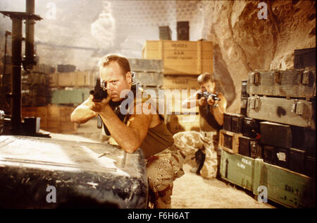 Erscheinungsdatum: 29. Januar 2002. FILMTITEL: Delta Force One: die verlorene Patrouille. STUDIO: Frontline Entertainment Group. PLOT: Eine internationale Friedenstruppe versucht, die Beziehungen zwischen beiden orientalischen Nationen vor der Explosion in offenen Krieg zu halten. Eine Gruppe von Soldaten aus verschiedenen Nationen wird ausgelöst, wenn eine der Patrouillen in der Wüste verschwindet, zusammen, um nach ihnen zu suchen. Nach von einigen arabischen Soldaten beschossen, entdeckt die Patrouille, dass einer der Seiten eine Atomwaffe geschmuggelt hat und plant, es verwenden, um die Kämpfe zu Ende zu bringen. IM BILD: MIKE NORRIS Stockfoto