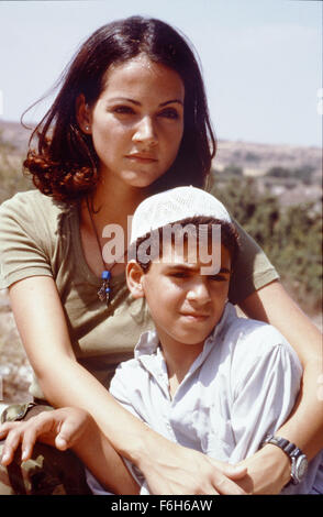 Erscheinungsdatum: 29. Januar 2002. FILMTITEL: Delta Force One: die verlorene Patrouille. STUDIO: Frontline Entertainment Group. PLOT: Eine internationale Friedenstruppe versucht, die Beziehungen zwischen beiden orientalischen Nationen vor der Explosion in offenen Krieg zu halten. Eine Gruppe von Soldaten aus verschiedenen Nationen wird ausgelöst, wenn eine der Patrouillen in der Wüste verschwindet, zusammen, um nach ihnen zu suchen. Nach von einigen arabischen Soldaten beschossen, entdeckt die Patrouille, dass einer der Seiten eine Atomwaffe geschmuggelt hat und plant, es verwenden, um die Kämpfe zu Ende zu bringen. IM BILD: MICHELLE KA Stockfoto