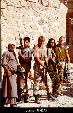 Erscheinungsdatum: 29. Januar 2002. FILMTITEL: Delta Force One: die verlorene Patrouille. STUDIO: Frontline Entertainment Group. PLOT: Eine internationale Friedenstruppe versucht, die Beziehungen zwischen beiden orientalischen Nationen vor der Explosion in offenen Krieg zu halten. Eine Gruppe von Soldaten aus verschiedenen Nationen wird ausgelöst, wenn eine der Patrouillen in der Wüste verschwindet, zusammen, um nach ihnen zu suchen. Nach von einigen arabischen Soldaten beschossen, entdeckt die Patrouille, dass einer der Seiten eine Atomwaffe geschmuggelt hat und plant, es verwenden, um die Kämpfe zu Ende zu bringen. IM BILD: ZEV REVACH Stockfoto