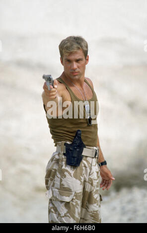 Erscheinungsdatum: 29. Januar 2002. FILMTITEL: Delta Force One: die verlorene Patrouille. STUDIO: Frontline Entertainment Group. PLOT: Eine internationale Friedenstruppe versucht, die Beziehungen zwischen beiden orientalischen Nationen vor der Explosion in offenen Krieg zu halten. Eine Gruppe von Soldaten aus verschiedenen Nationen wird ausgelöst, wenn eine der Patrouillen in der Wüste verschwindet, zusammen, um nach ihnen zu suchen. Nach von einigen arabischen Soldaten beschossen, entdeckt die Patrouille, dass einer der Seiten eine Atomwaffe geschmuggelt hat und plant, es verwenden, um die Kämpfe zu Ende zu bringen. IM BILD: GARY DANIEL Stockfoto