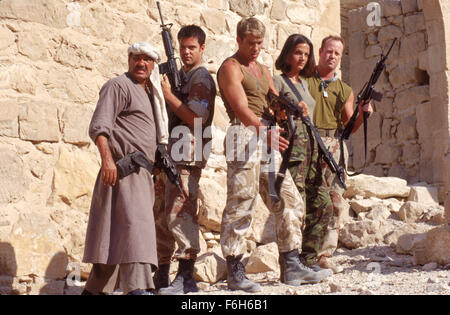 Erscheinungsdatum: 29. Januar 2002. FILMTITEL: Delta Force One: die verlorene Patrouille. STUDIO: Frontline Entertainment Group. PLOT: Eine internationale Friedenstruppe versucht, die Beziehungen zwischen beiden orientalischen Nationen vor der Explosion in offenen Krieg zu halten. Eine Gruppe von Soldaten aus verschiedenen Nationen wird ausgelöst, wenn eine der Patrouillen in der Wüste verschwindet, zusammen, um nach ihnen zu suchen. Nach von einigen arabischen Soldaten beschossen, entdeckt die Patrouille, dass einer der Seiten eine Atomwaffe geschmuggelt hat und plant, es verwenden, um die Kämpfe zu Ende zu bringen. IM BILD: ZEV REVACH Stockfoto