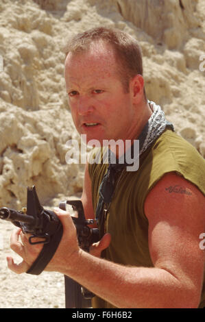 Erscheinungsdatum: 29. Januar 2002. FILMTITEL: Delta Force One: die verlorene Patrouille. STUDIO: Frontline Entertainment Group. PLOT: Eine internationale Friedenstruppe versucht, die Beziehungen zwischen beiden orientalischen Nationen vor der Explosion in offenen Krieg zu halten. Eine Gruppe von Soldaten aus verschiedenen Nationen wird ausgelöst, wenn eine der Patrouillen in der Wüste verschwindet, zusammen, um nach ihnen zu suchen. Nach von einigen arabischen Soldaten beschossen, entdeckt die Patrouille, dass einer der Seiten eine Atomwaffe geschmuggelt hat und plant, es verwenden, um die Kämpfe zu Ende zu bringen. IM BILD: MIKE NORRIS Stockfoto