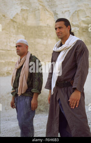 Erscheinungsdatum: 29. Januar 2002. FILMTITEL: Delta Force One: die verlorene Patrouille. STUDIO: Frontline Entertainment Group. PLOT: Eine internationale Friedenstruppe versucht, die Beziehungen zwischen beiden orientalischen Nationen vor der Explosion in offenen Krieg zu halten. Eine Gruppe von Soldaten aus verschiedenen Nationen wird ausgelöst, wenn eine der Patrouillen in der Wüste verschwindet, zusammen, um nach ihnen zu suchen. Nach von einigen arabischen Soldaten beschossen, entdeckt die Patrouille, dass einer der Seiten eine Atomwaffe geschmuggelt hat und plant, es verwenden, um die Kämpfe zu Ende zu bringen. IM BILD: JONATHAN CH Stockfoto