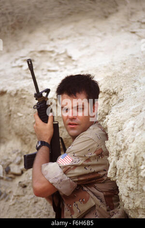 Erscheinungsdatum: 29. Januar 2002. FILMTITEL: Delta Force One: die verlorene Patrouille. STUDIO: Frontline Entertainment Group. PLOT: Eine internationale Friedenstruppe versucht, die Beziehungen zwischen beiden orientalischen Nationen vor der Explosion in offenen Krieg zu halten. Eine Gruppe von Soldaten aus verschiedenen Nationen wird ausgelöst, wenn eine der Patrouillen in der Wüste verschwindet, zusammen, um nach ihnen zu suchen. Nach von einigen arabischen Soldaten beschossen, entdeckt die Patrouille, dass einer der Seiten eine Atomwaffe geschmuggelt hat und plant, es verwenden, um die Kämpfe zu Ende zu bringen. IM BILD: BENTLEY MIT Stockfoto