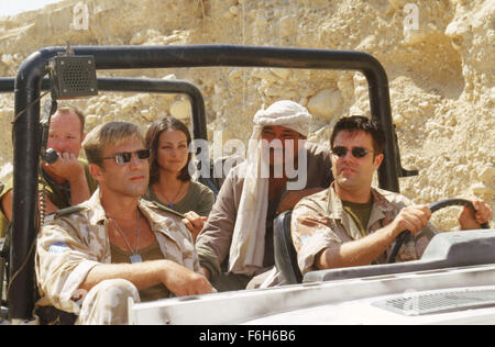 Erscheinungsdatum: 29. Januar 2002. FILMTITEL: Delta Force One: die verlorene Patrouille. STUDIO: Frontline Entertainment Group. PLOT: Eine internationale Friedenstruppe versucht, die Beziehungen zwischen beiden orientalischen Nationen vor der Explosion in offenen Krieg zu halten. Eine Gruppe von Soldaten aus verschiedenen Nationen wird ausgelöst, wenn eine der Patrouillen in der Wüste verschwindet, zusammen, um nach ihnen zu suchen. Nach von einigen arabischen Soldaten beschossen, entdeckt die Patrouille, dass einer der Seiten eine Atomwaffe geschmuggelt hat und plant, es verwenden, um die Kämpfe zu Ende zu bringen. IM BILD: MIKE NORRIS Stockfoto