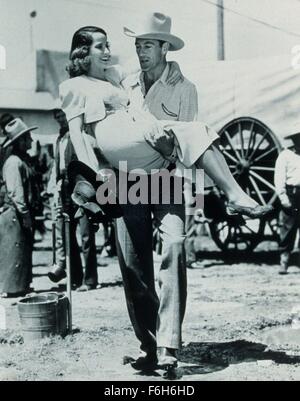 1938, Filmtitel: COWBOY und die Dame, Regisseur: H C POTTER, Studio: GOLDWYN, im Bild: hinter den Kulissen, tragen, Kleidung, GARY COOPER, FILMSET, MERLE OBERON, H C POTTER. (Bild Kredit: SNAP) Stockfoto